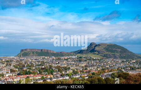 Blick auf Salisbury Crags und Arthur's Seat Hill mit Blick auf Edinburgh, Schottland, Großbritannien Stockfoto