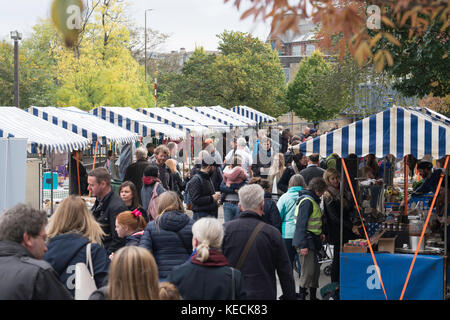 Blick auf Den Wochenend-Bauernmarkt zu Fuß von Edinburgh Castle in Schottland, Großbritannien. Stockfoto