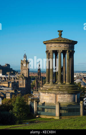 Dugald Stewart Denkmal und Skyline von Edinburgh von Calton Hill in der frühen Morgensonne, Schottland, Großbritannien. Stockfoto