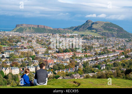 Blick auf Salisbury Crags und Arthur's Seat Hill mit Blick auf Edinburgh, Schottland, Großbritannien Stockfoto