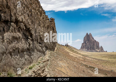 Ein Deich der lamprophyre führt bis zu Shiprock, einem vulkanischen Plug, New Mexico, USA Stockfoto