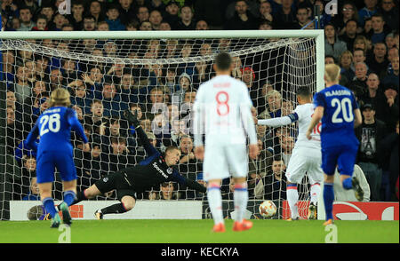 Everton-Torhüter Jordan Pickford kann keine Strafe vor Nabil Fekir von Olympique Lyonnais retten, als er während des Spiels der UEFA Europa League, Gruppe E im Goodison Park, Liverpool, das erste Tor seiner Mannschaft erzielt. Stockfoto