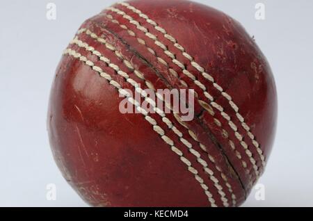 Nahaufnahme von einem klassischen roten Englisch Cricket Ball auf weißem Hintergrund Stockfoto