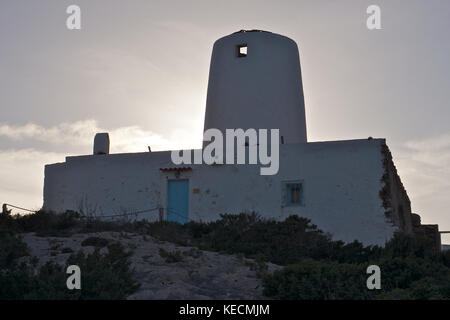 Es Molí de Sal, eine alte Salzmühle aus dem 19. Jahrhundert aus alten Salinen im Naturpark SES Salines (Formentera, Balearen, Spanien) Stockfoto