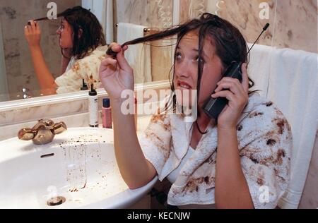 Elizabeth telefoniert einen Notrufdienst für Bad Hair Days in Bremen, fotografiert im Dezember 1996. Friseur Stefan Hagens hat eine Notrufnummer für Frauen eingerichtet, die Tipps für schlechte Haartage brauchen. | Nutzung weltweit Stockfoto