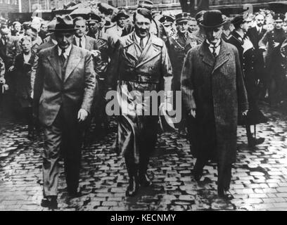 Der deutsche Industrialist Gustav Krupp von Bohlen und Halbach (r) und Adolf Hitler (m) bei einem Besuch der Krupp-Fabrik in Essen. | Nutzung weltweit Stockfoto