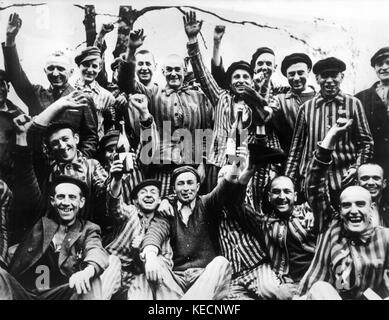 Insassen jubeln an ihre Befreier nach der Befreiung des KZ Dachau durch amerikanische Truppen am 30. April 1945. +++(c) dpa - Report+++ | Verwendung weltweit Stockfoto