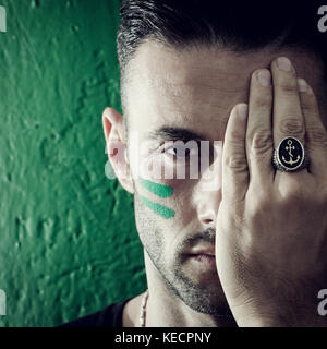 Porträt einer schönen jungen Ma, extreme Close up mit Ring mit Anker eingerichtet. Stockfoto