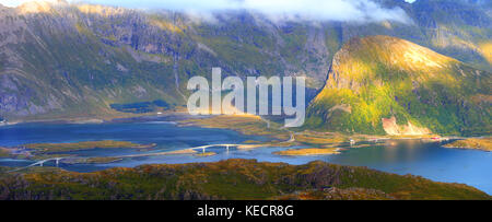 Sommer lofoten Landschaft. grüne Berge in der Abendsonne. Stockfoto