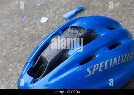 Aufprall beschädigten Helm Stockfoto