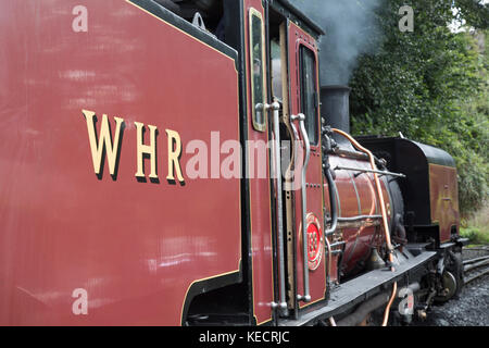 Dampfzug in Caernarfon auf festinioc und Welsh Highland Railway, Wales, Großbritannien Stockfoto