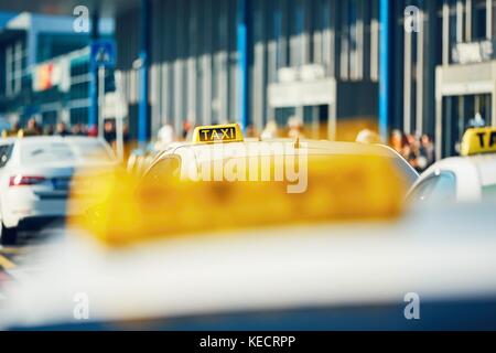 Taxi Autos auf der Straße gegen Terminal des Flughafens Prag, Tschechische Republik Stockfoto