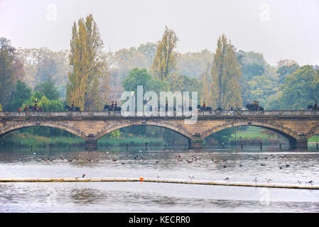 King's Truppe Royal Horse Artillery überquert die Serpentine Bridge im Hyde Park über die Serpentine im Herbst Stockfoto