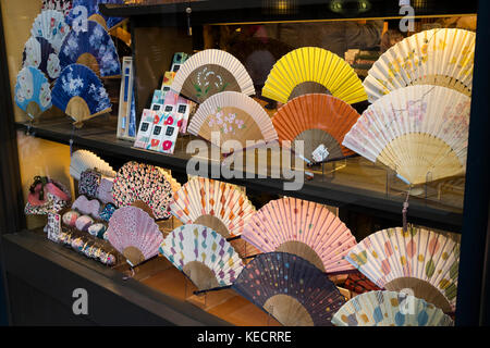 Kyoto, Japan - 16. Mai 2017: Schaufenster mit Traditionelle bunte Hand fans Stockfoto