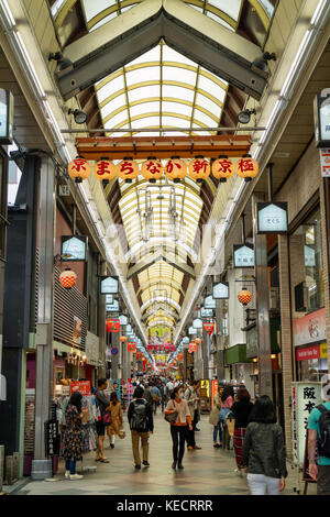 Kyoto, Japan - 17. Mai 2017: Fußgänger gehen in der Shin kyogoku Einkaufspassage in Kyoto. Stockfoto