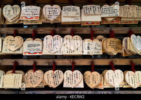 Kyoto, Japan - 17. Mai 2017: ema, kleine hölzerne Herz geformten Tafeln mit Wünsche und Gebete auf Sie auf der yaska jinja Schrein geschrieben Stockfoto