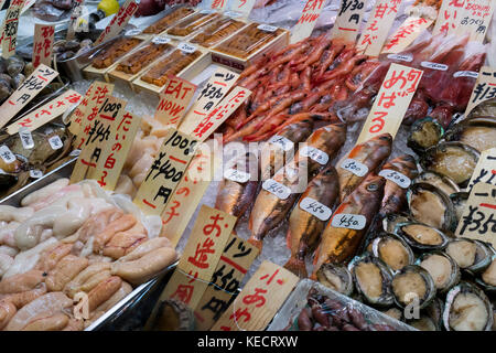 Kyoto, Japan - 22. Mai 2017: Verkauf einer Vielzahl von zubereiteten Fisch am Nishiki Markt, der Kyoto Küche in Kyoto. Stockfoto