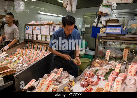 Kyoto, Japan - 22. Mai 2017: Eröffnung eine rohe Auster als Snack an der Nishiki Markt in Kyoto, genannt von Kyoto Küche; Stockfoto