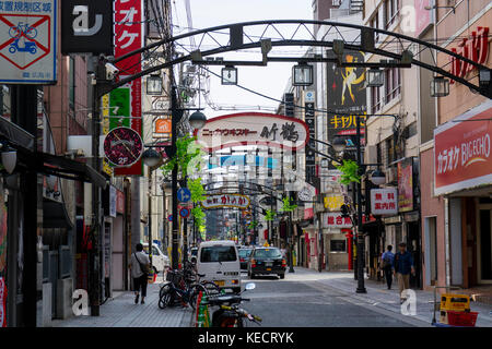 Hiroshima, Japan - 23. Mai 2017: Einkaufsstraße mit Restaurants und Zeichen der Innenstadt von Hiroshima Stockfoto