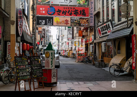 Hiroshima, Japan - 23. Mai 2017: Einkaufsstraße mit Restaurants und Zeichen der Innenstadt von Hiroshima Stockfoto