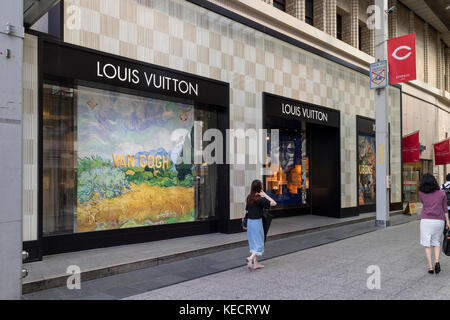 Hiroshima, Japan - 23. Mai 2017: Vor dem Modehaus louis vuitton in der Straße von Hiroshima Stockfoto