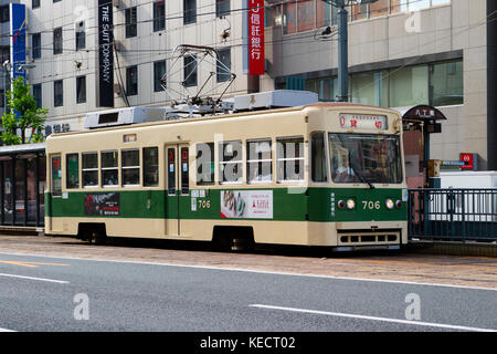 Hiroshima, Japan - 23. Mai 2017: Straßenbahn als öffentliche Verkehrsmittel in hatchobori Straße in Hiroshima Stockfoto