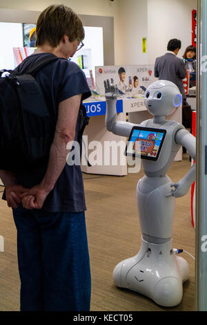 Hiroshima, Japan - 23. Mai 2017: Frau kommuniziert mit einem Roboter Der softbank Telekommunikation in der hondori Arcade von Hiroshima Stockfoto