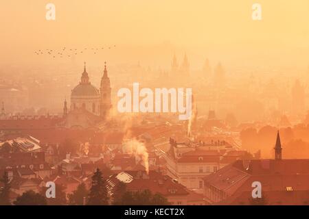 Nebeliger Morgen in der Stadt. Prager Skyline bei Sonnenaufgang. Stockfoto