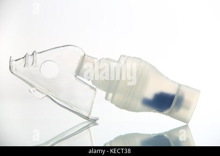 Inhaler Maske auf Spiegelfläche close-up. neue Maske von Inhalator. Stockfoto