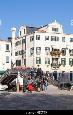 Gondoliere und Touristen auf Ponte De Gheto Novo, Cannaregio, Venice, Italien im jüdischen Ghetto am Campo De Gheto Novo Stockfoto