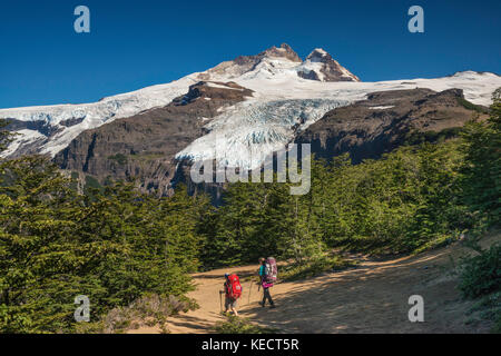 Wanderer auf dem Weg zum Refugio Otto Meiling, Monte Tronador massiv, Castano Overa Gletscher, Anden, Nahuel Huapi Nationalpark, Patagonien, Argentinien Stockfoto