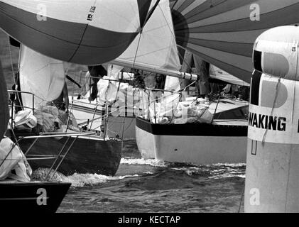 AJAXNETPHOTO - 1979 - HALBE TONNENWELTEN - SCHEVENINGEN, HOLLAND. DIE FLOTTE KOMMT AN DIE HALSE. FOTO: JONATHAN EASTLAND/AJAX REF:HDD/HALF TON/79. Stockfoto