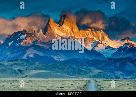 Cerro Fitz Roy Spektrum bei Sonnenaufgang, Anden, Nationalpark Los Glaciares, Straße nach El Chalten, Patagonien, Argentinien Stockfoto