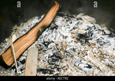 Asche und verkohlten Brennholz in einem Kamin, nach dem Brennen. Stockfoto
