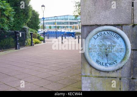 Laaganside Walkway Plakette an der Queens Bridge, Belfast Stockfoto