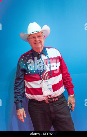 Ein GOP-Delegierter aus Texas trägt ein amerikanisches Flaggenhemd und eine Krawatte mit seinem Cowboyhut während der Republican National Convention am 20. Juli 2016 in Cleveland, Ohio. Stockfoto