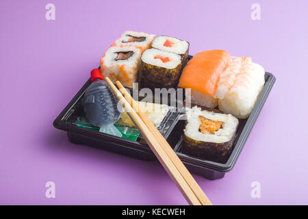 Essen Sushi im Karton. Verschiedene Arten von Sushi. Stockfoto
