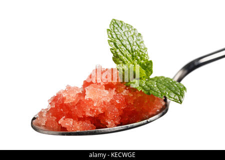 Frisch zubereitete Granit von Wassermelone und Kalk in einem Löffel mit Minze auf weißem Hintergrund, Nahaufnahme Stockfoto