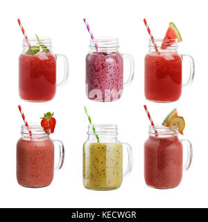 Sammlung frisch zubereiteter Smoothies aus Früchten und Beeren, isoliert auf weißem Hintergrund Stockfoto