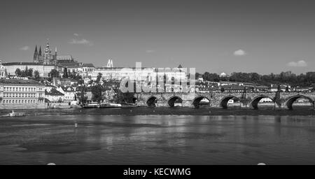 Panoramablick auf die Altstadt von Prag mit st. Vitus Kathedrale und der Karlsbrücke. stilisierten Schwarzweiß-Foto Stockfoto