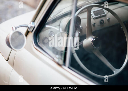 Ein Blick durch das Fenster eines klassischen, vintage Fiat 500 Auto in Rom, Italien Stockfoto