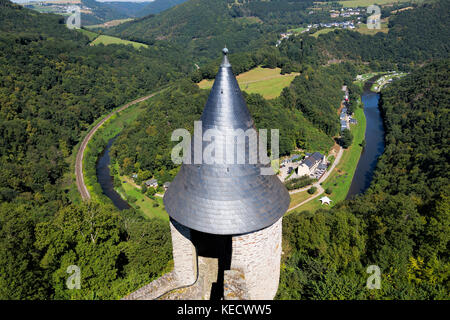 Der Blick von Burg Bourscheid auf das Tal Stockfoto