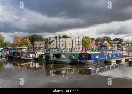 Narrowboats günstig entlang des Flusses Weaver in Northwich, Cheshire, Großbritannien Stockfoto