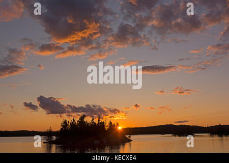 Dramatischer Sonnenuntergang auf See in saganagons quetico Provincial Park Stockfoto