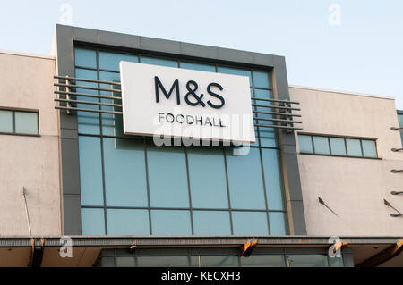 M&S Foodhall Zeichen auf einem großen Marks & Spencer shop Stockfoto