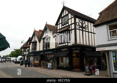 Juni 2017 - Geschäfte, Geschäfte & Banken in der englischen Altstadt von Thame, in Oxfordshire. England Stockfoto