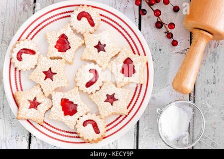 Weihnachten Konfitüre gefüllt Cookies, Overhead Szene auf einem weißen Holz Hintergrund Stockfoto
