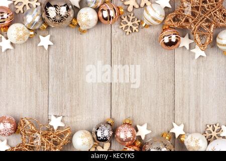 Weihnachten doppelten Umrandung mit weißen und goldenen Verzierungen auf eine rustikale Holz Hintergrund Stockfoto