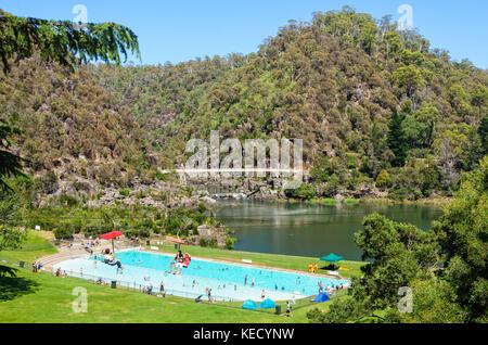 Das erste Becken in der Cataract Gorge finden verfügt über einen Swimmingpool, ein Sessellift und eine Fußgängerbrücke - launceston, Tasmanien, Australien Stockfoto