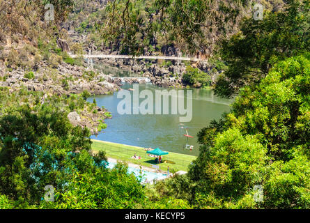 Das erste Becken in der Cataract Gorge finden verfügt über einen Swimmingpool, ein Sessellift und eine Fußgängerbrücke - launceston, Tasmanien, Australien Stockfoto